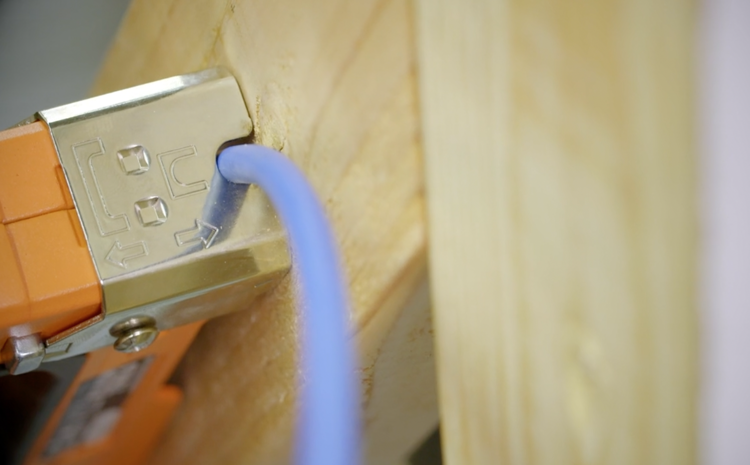 Watts New Klein Tools Insulated 5/16Inch x 5/16inch Staples IBEW